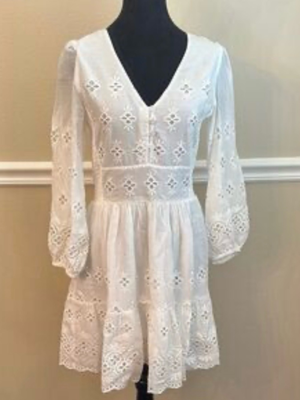 STS Sail to Sable White Embroidered V-neck tiered Dress Size M. NWT